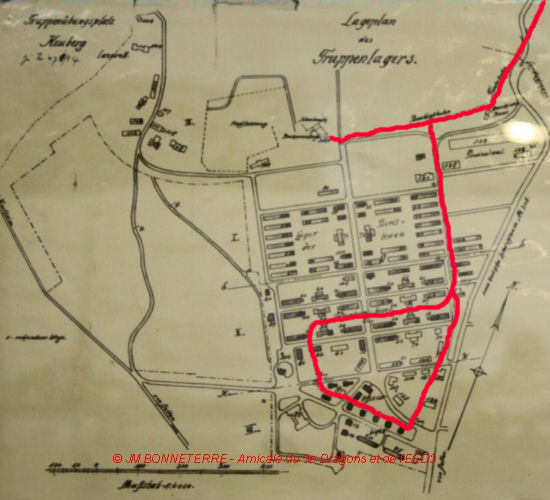Plan de la caserne vers 1914 (en rouge les voies férrées)